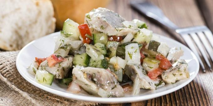 Ringa balığı ve sebze salatası
