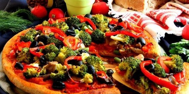 Bean hamur mayası üzerinde mantar ve sebzeler pizza Oruç