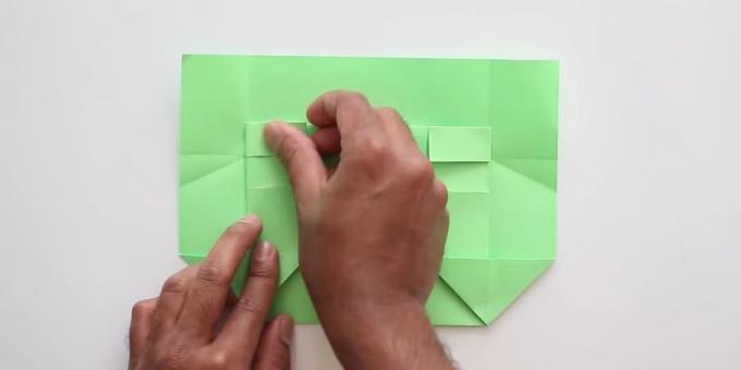 tutkal olmadan ellerinizle zarf: Ön kağıt eğmek
