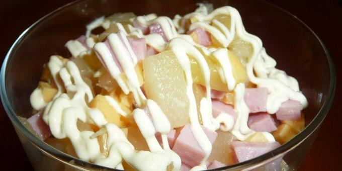 Jambon, peynir ve ananas salatası: basit bir tarif