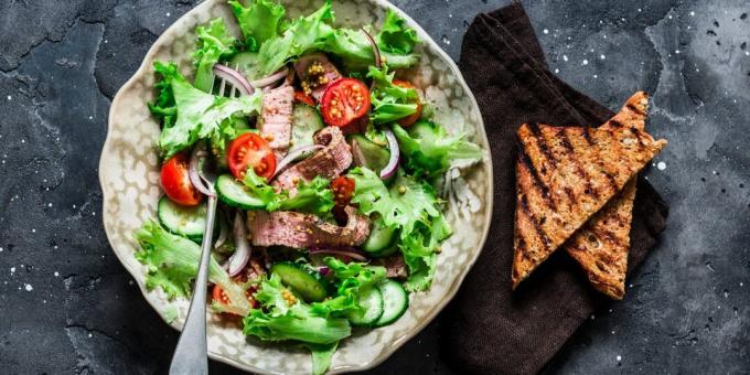 Sığır eti ve sebzeli sıcak Tay salatası