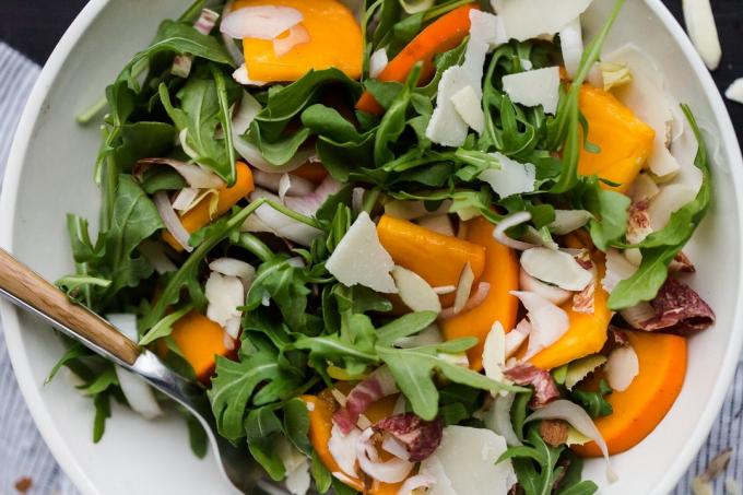 Tarif: Trabzon hurması ile Kış sağlıklı salatalar - badem ve parmesan ile