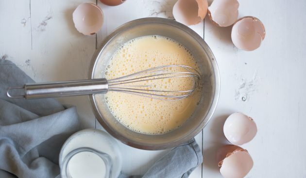 Peynirli, Everch, Hardallı ve Çırpılmış Yumurta ile Quesadillas: Çırpılmış yumurta için yumurta, tuz ve süt