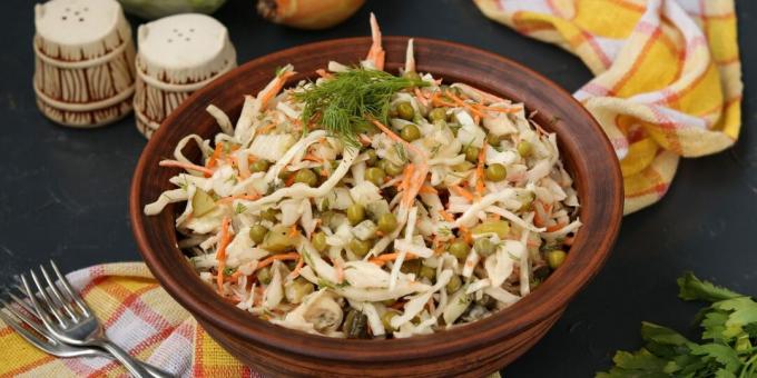 Lahana, turşu ve bezelye salatası