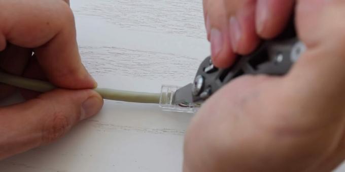 Bükülü çift kablo nasıl kıvrılır: Konektörü sabitleyin