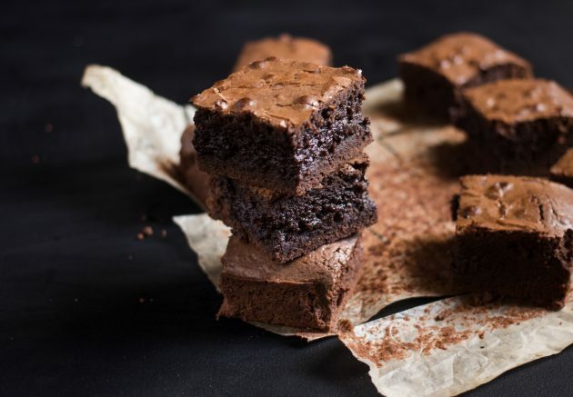 çikolatalı kek tarifi: tamamen soğuduktan sonra unlu mamulleri dilimleyin