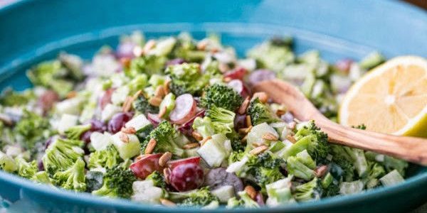 Salatalık salatası, brokoli ve üzüm