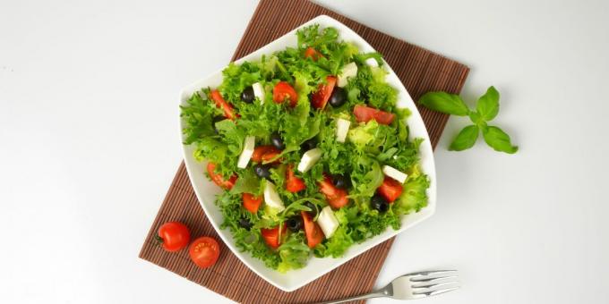 Beyaz peynir ve domatesli şenlikli salata: basit bir tarif