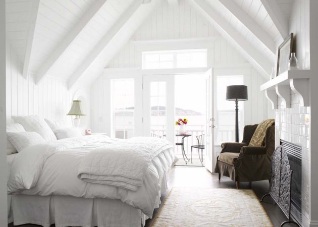 Küçük yatak odası: beyaz duvarlar