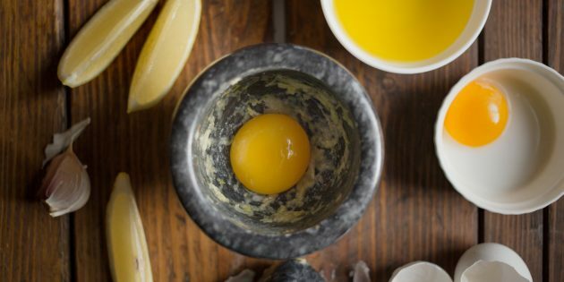 Aioli ile meyilli istiridye mantarı nasıl pişirilir: sarımsağı sarısı ve tuzla ovalayın