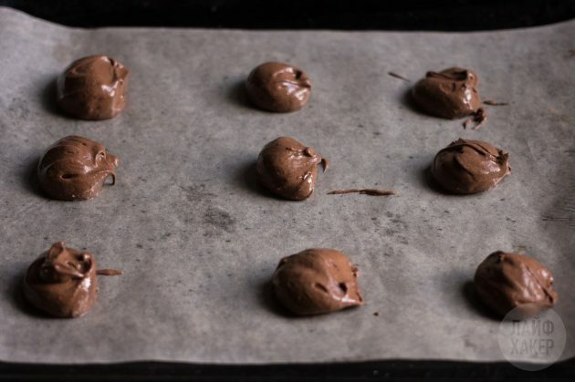 unsuz çikolata parçacıklı kurabiyeler: hamuru parşömen üzerine sıralayın