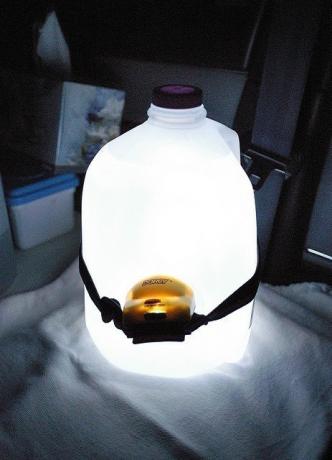 Bir fenerin lambası ve plastik bir şişe