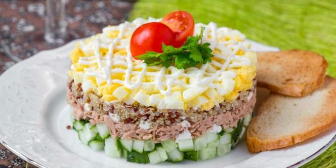 Ton balığı, salatalık ve kinoa salatası