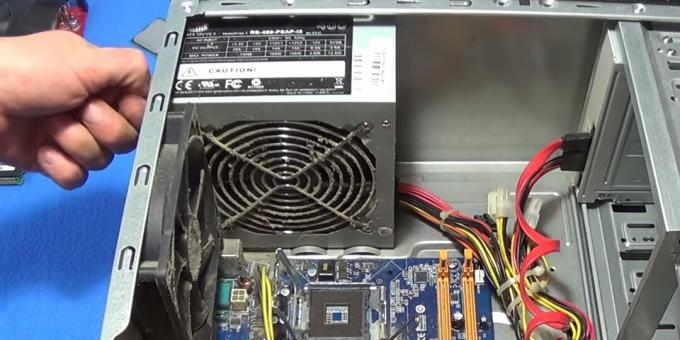Bilgisayarınızı tozdan nasıl temizlersiniz: güç kaynağı fanına gidin
