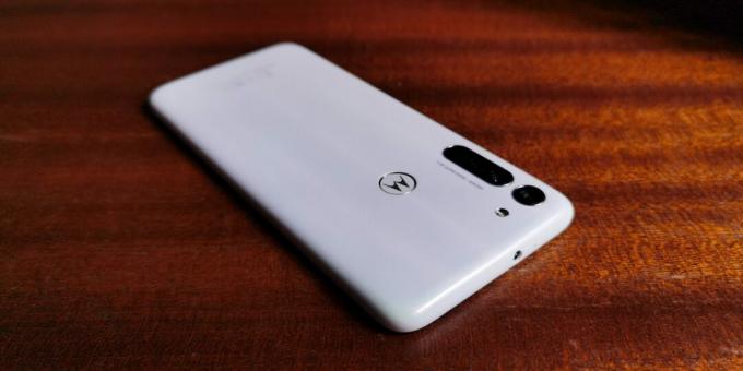 Motorola Moto G8: tasarım ve ergonomi