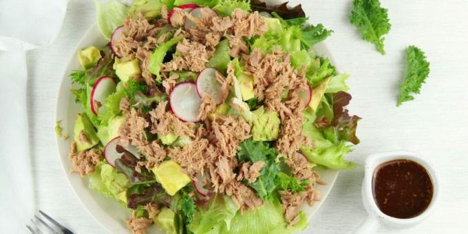 Ton balıklı, avokadolu ve soya soslu salata