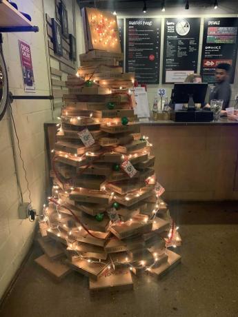 Pizza kutuları yapılan Noel ağacı