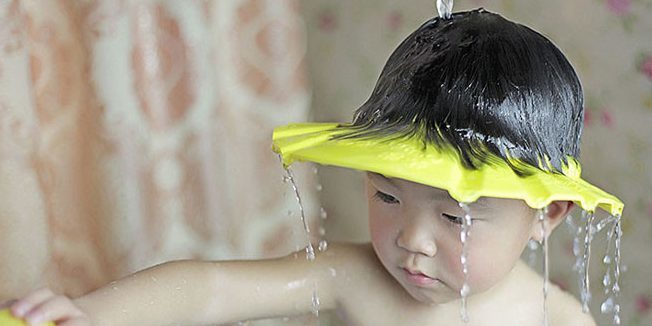 Çocuğun saçını yıkamak için Siperlik