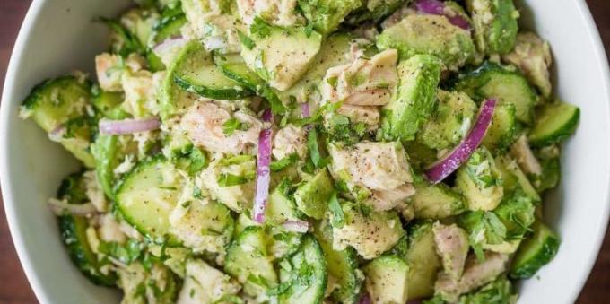 Tarifler: avokado, ton balığı ve salatalık ile Salatası