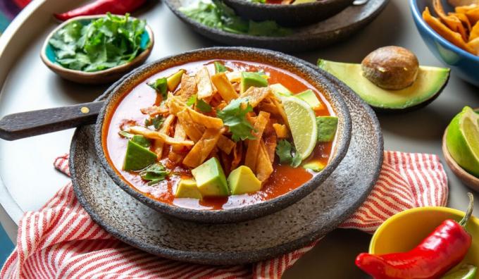 Tavuk, mısır ve tortilla ile Meksika domates çorbası