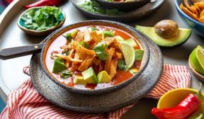 Tavuk ve tortilla ile Meksika domates çorbası