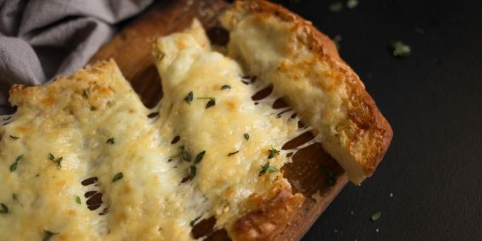 Peynir ve aromatik otlar ile sarımsaklı kruton