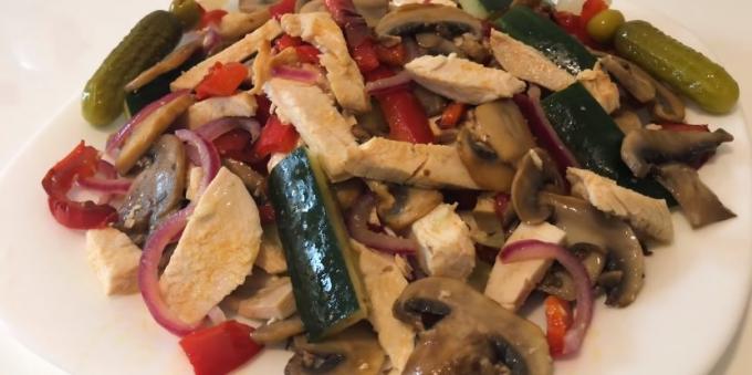 tavuk, mantar, salatalık ve dolmalık biber Salata: mayonez olmadan Salatalar