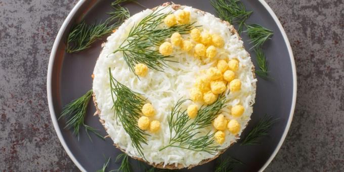 Konserve balık ve peynirli Mimoza salatası