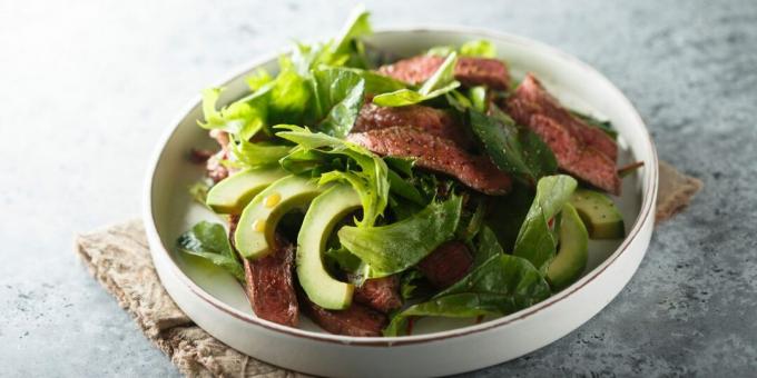 Avokado ile sığır eti salatası