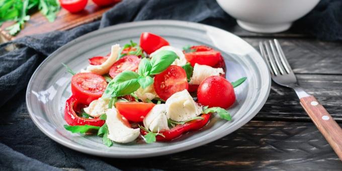 Vişne ve fırında biber ile mozzarella salatası: basit bir tarif
