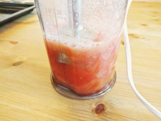Bir blender kullanarak soyulmuş domatesleri pürüzsüz bir hamur haline getirin