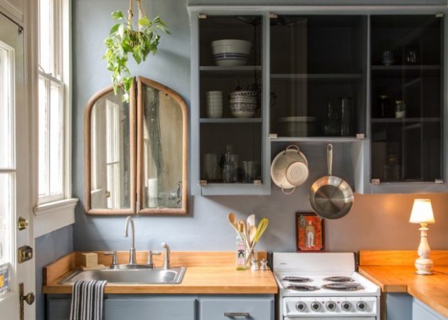 Küçük mutfak tasarımı: parlak aynalar ve mobilya