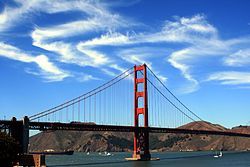 Golden Gate Köprüsü üzerinden Cirrus Bulutlar