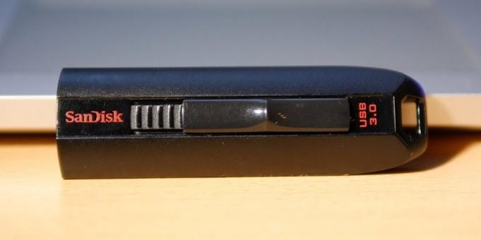Bir flash sürücü veya bellek kartından korumayı nasıl kaldırılır: Fiziksel anahtarını kontrol