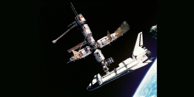 Yerleştirilmiş Amerikan mekiği "Atlantis" ile yörünge istasyonu "Mir", Temmuz 1995