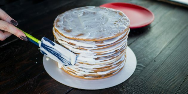 Klasik Medovik tarifi: pastanın kenarlarına krema sürün