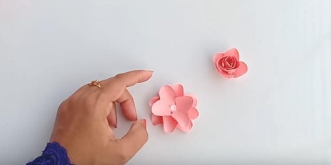 Kendi elleriyle Doğum kart: kesme parçaları tutkal güzel bir çiçek almak için