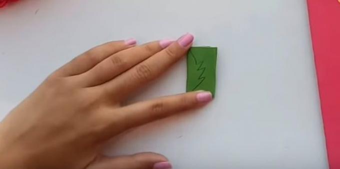Kendi elleriyle doğum günü kartı: yeşil kağıt yapraklarından kesilmiş