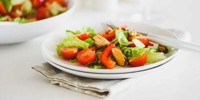 Midye, domates ve biber salatası
