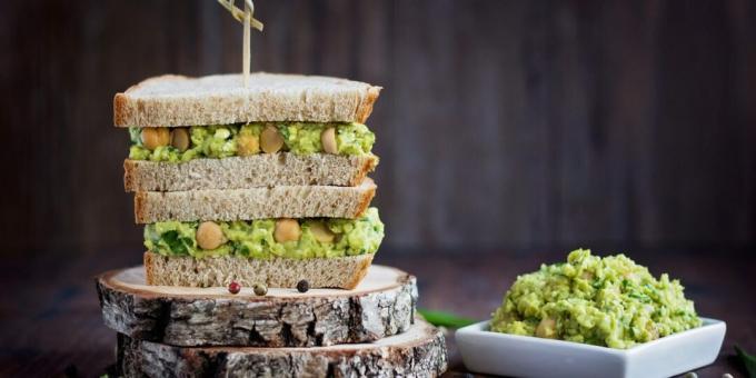 Vegan nohut ve avokado sandviçleri