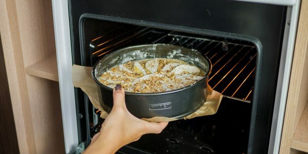 Armut ve cevizli turta: 180 ° C'ye önceden ısıtılmış fırında 25 ila 50 dakika pişirin