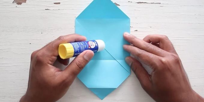 ellerinizle zarfı: yapıştırıcı ile kağıt yağlayın