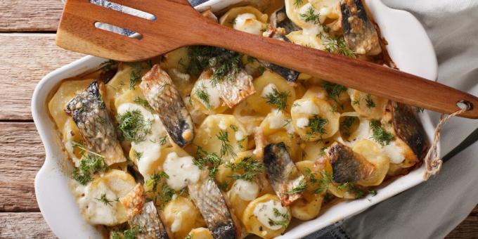 Fırında balık nasıl pişirilir: patates ve peynirli ringa balığı
