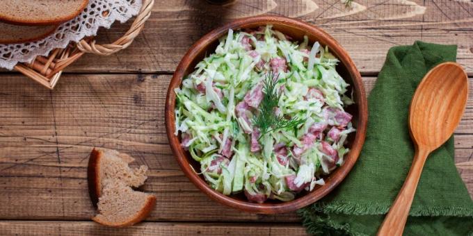Sosis, lahana ve turşu soğan salatası