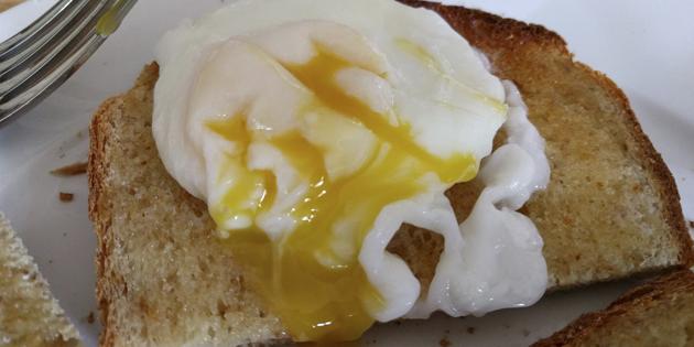 yemeklerin hızlı tarifleri: baharatlı soslu haşlanmış yumurta 