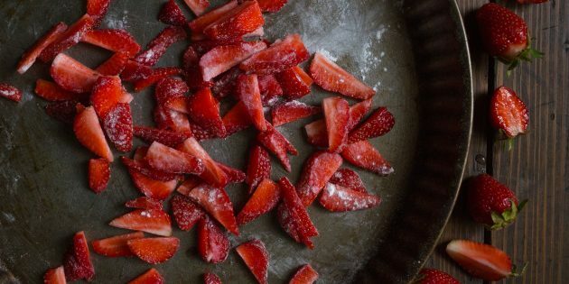 Chimichanga nasıl yapılır: Çilekleri küçük dilimler halinde kesin ve bir çay kaşığı nişasta serpin.