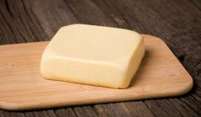 Süzme peynir ve sütten yapılan ev yapımı peynir