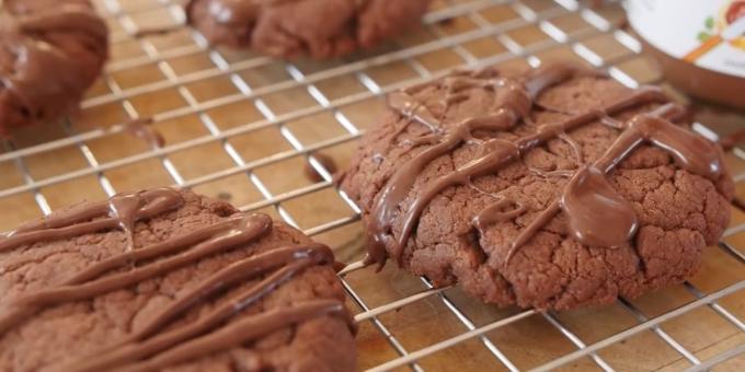 Basit bir çikolatalı kurabiye pişirmeye