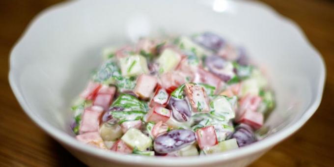 dolmalık biber, fasulye ve salatalık ile Salatası