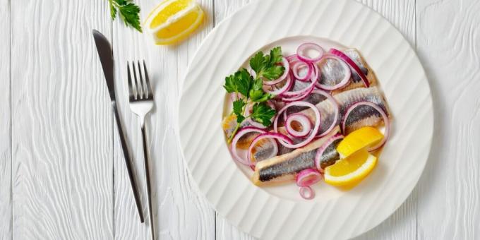 Soğan ve şarap sirkesi ile marine edilmiş İsveç ringa balığı